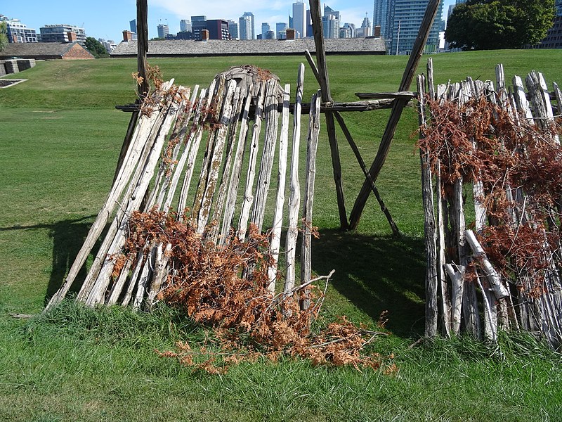 File:Not sure what this temporary looking structure outside Fort York was supposed to be, 2015 09 10 (2).JPG - panoramio.jpg