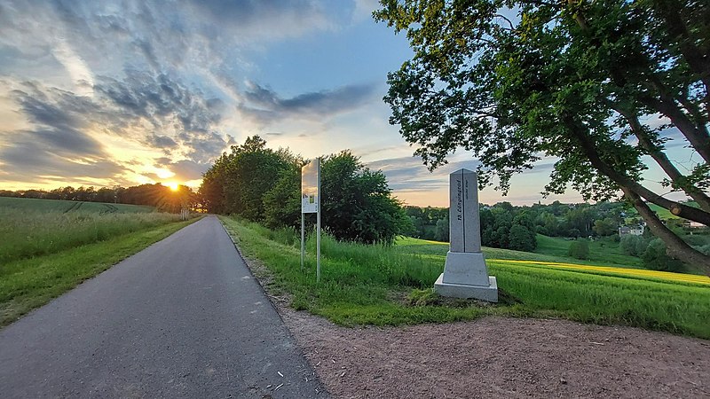 File:Obelisk 13.Längengrad.jpg