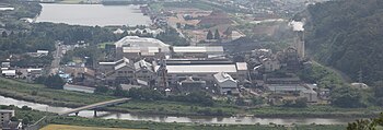 photo d'une usine et de son port