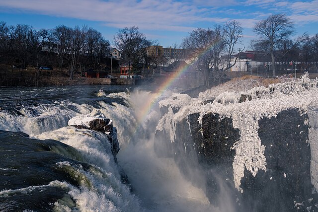 The Great Falls in January 2019 with a characteristic rainbow.