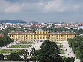 Palacio de Schönbrunn visto desde sus jardines.