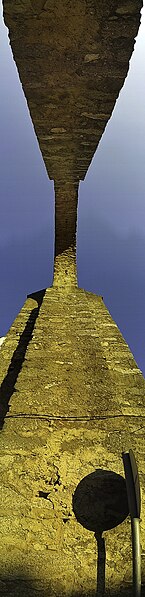 File:Panorâmica da arcada do Aqueduto da Água de Prata vista de baixo para cima.jpg
