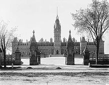 The Queen's Gates as they appeared in 1900 Parliament Hill as viewed from the gates.jpg