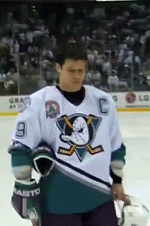 Photographie de Paul Kariya avec le maillot blanc des Mighty Ducks d’Anaheim