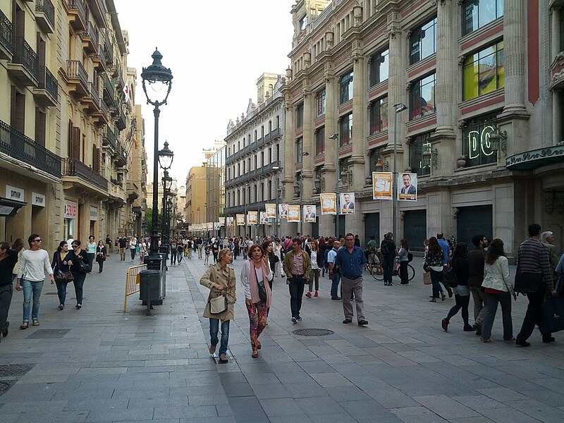 File:Pedestrian crowds (18360816278).jpg