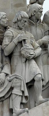 Скульптура Педру Нунеша на памятнике первооткрывателям в Лиссабоне