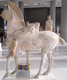 Fotografie einer griechischen Skulptur, die einen Mann auf einem Pferd zeigt