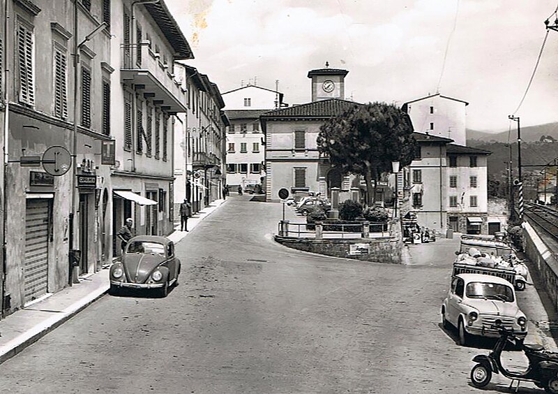 File:Piazza Rignano Sull'Arno.jpg