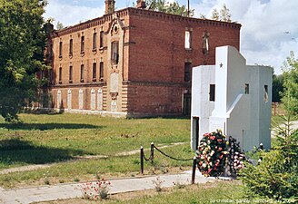 Памяшканне лагернай адміністрацыі і памятны абеліск на месцы канцлагера