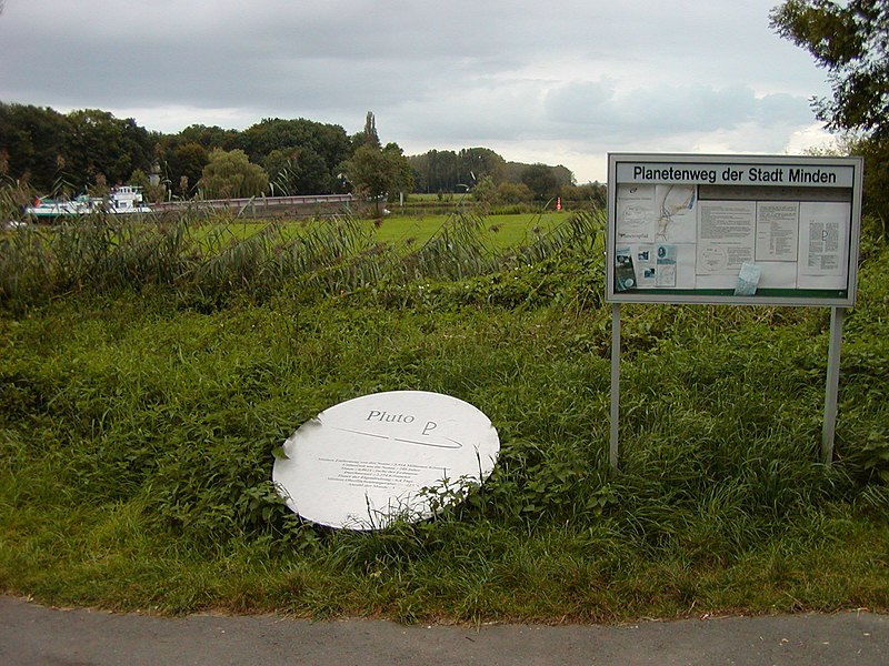 File:Planetenweg Pluto.JPG