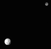 新視野號所拍的冥王星（左）和冥衛一（右）照片（2015年6月29日）