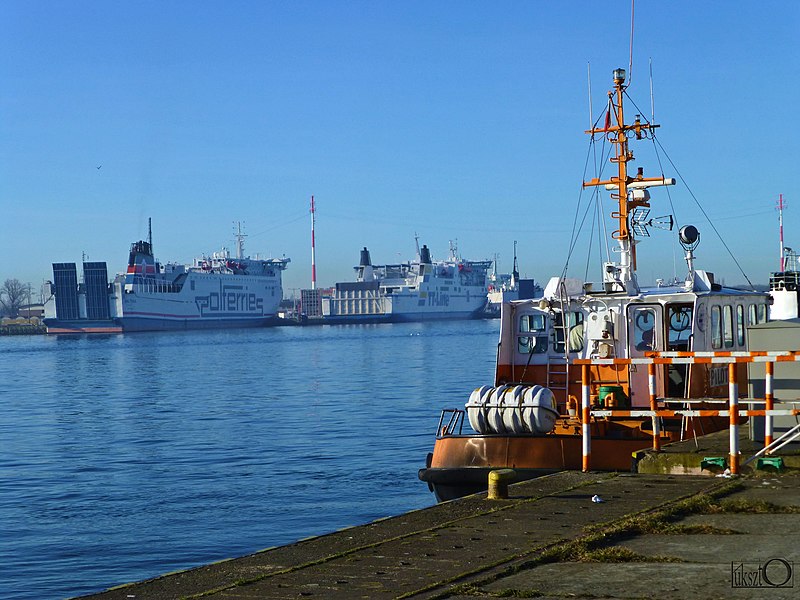 File:Polska, Świnoujście, port - panoramio (1).jpg