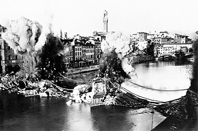 Explosions du pont Santa Trinita sur l'Arno, 4 août 1944.