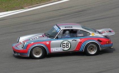 Porsche 911 Carrera RSR, fabricado em 1974, durante o Oldtimer Grand Prix do AvD 2011 no autódromo de Nürburgring, Alemanha. (definição 3 432 × 2 096)