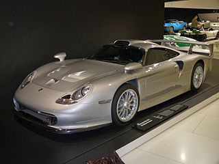 ファイル:Porsche 911 GT1 street version 1997 frontleft 2010-03-12 