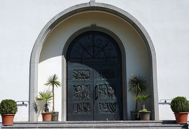 File:Portal Kath. Pfarrkirche, Herz-Jesu-Friedens- und Versöhnungskirche.jpg