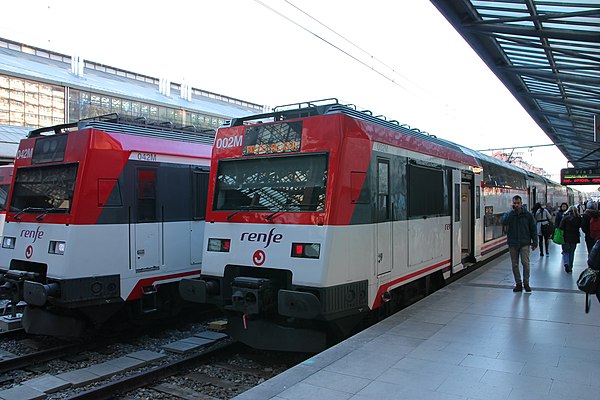 A 450 Series train on a C-7 service towards Alcalá de Henares at Príncipe Pío station in 2017.