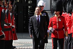 2011年6月，中华人民共和国总理温家宝到訪英國時檢閱迎接的愛爾蘭衛隊。愛爾蘭衛隊在御林軍步兵中排行第四，在熊皮帽的右邊插上藍色羽毛，外衣的領章是一枚三葉草，肩章是聖派屈克之星，八枚衣鈕和四枚袖口鈕都以四枚為一組排列。
