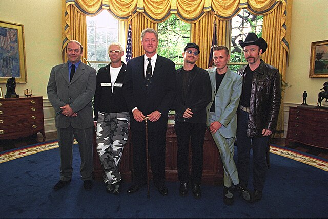 U2 and manager Paul McGuinness meeting with US President Bill Clinton at the White House during the PopMart Tour in May 1997