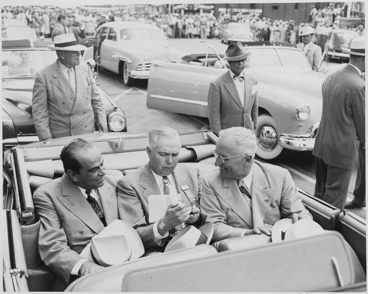 File:President Harry S. Truman, President Romulo Gallegos of Venezuela, and an unidentified man sitting in a convertible... - NARA - 199910.tif