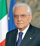 国旗と欧州旗を背景とするイタリアのマッタレッラ大統領の公式写真（2015年）
