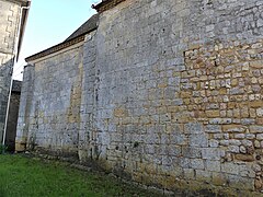 Le mur nord de l'église avec les gros moellons carolingiens sur la gauche.