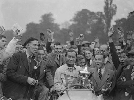 ไฟล์:Prince_Bira_of_Siam_celebrating_after_winning_the_Road_Racing_Club's_Imperial_Trophy_Race_at_Crystal_Palace_Oct_1937.jpg