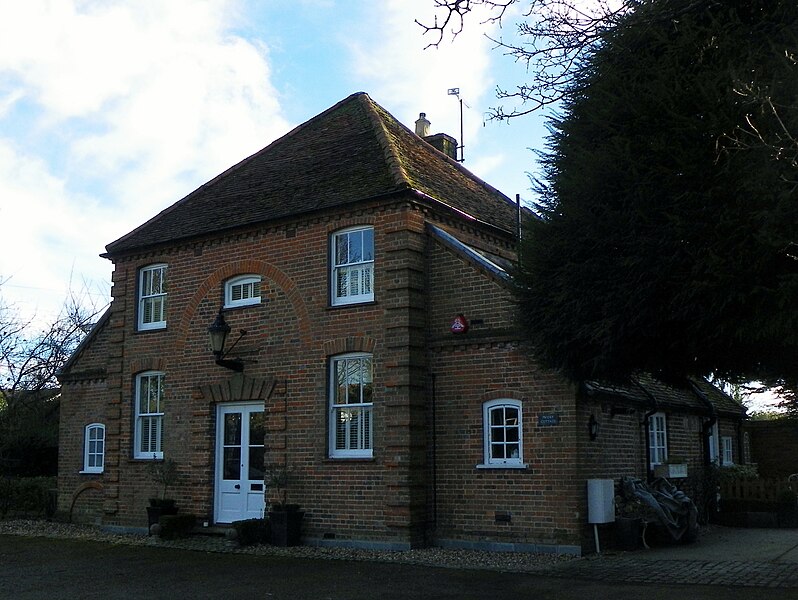 File:Priory Cottage, Stevenage.JPG