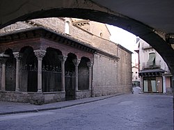 Puerta lateral San Pedro de Jaca.jpg