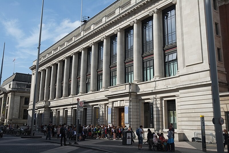 File:Queue for the Science Museum - geograph.org.uk - 5662609.jpg