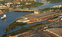 Imagem de um porto em Hamburgo, Alemanha. Ela mostra os vários lotes dentro do porto, incluindo Moldauhafen, visto no meio e na direita da imagem.