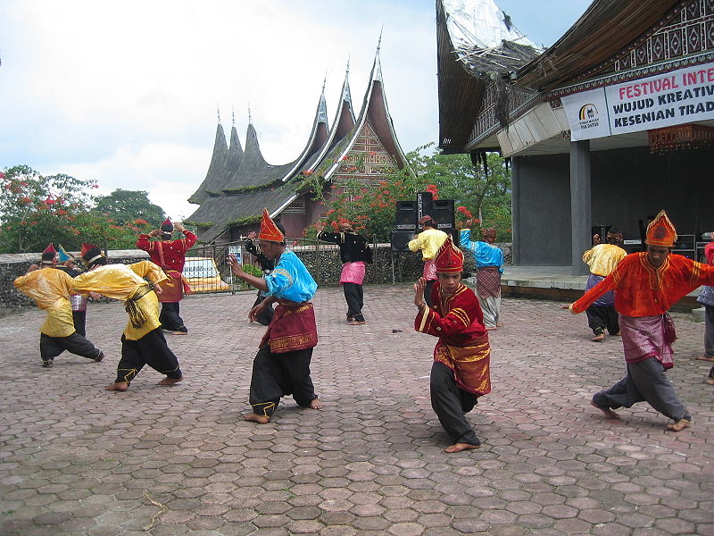 File:Randai Padang Panjang.jpg