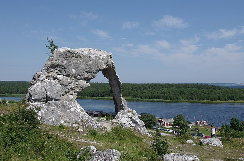 File:Raukar Lergrav Gotland.jpg