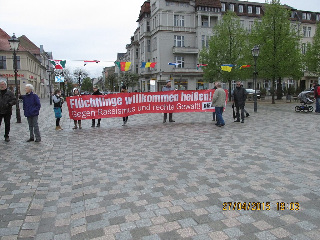 Refugees wellcomed in neuruppin.jpg