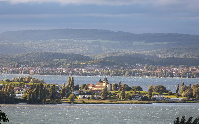 File:Reichenau mit St. Georg, Untersee & Allensbach (2014).jpg