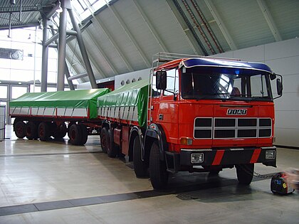 Fiat 180 camion 420px-Retro_Classics_Stuttgart_2010_-_Fiat_Lastzug_mit_8_Achsen