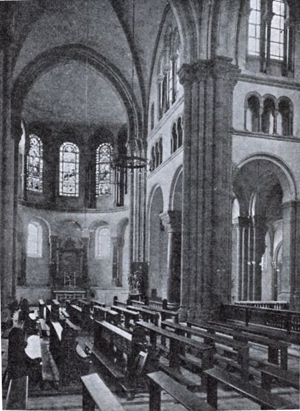 File:Rochuskirche in Düsseldorf, erbaut von 1894 bis 1897, Architekt Josef Kleesattel, Innenansicht zum Seitenschiff.jpg