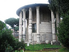 Photographie en couleurs d'une colonnade dans laquelle l'une des colonnes est manquante.