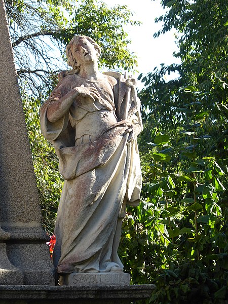 File:Rosenau Schloss Schutzengelobelisk01.jpg