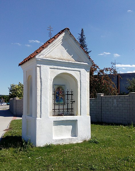 File:Roudné, niche chapel at house 87 (01).jpg