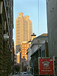 Une rue du centre d'Atlanta : contraste entre cette rue à l'ombre des buildings et l'arrière plan avec les deux tours du 191 Peachtree Tower, éclairées par le soleil d'une belle journée d'été indien, en fin d'après-midi.