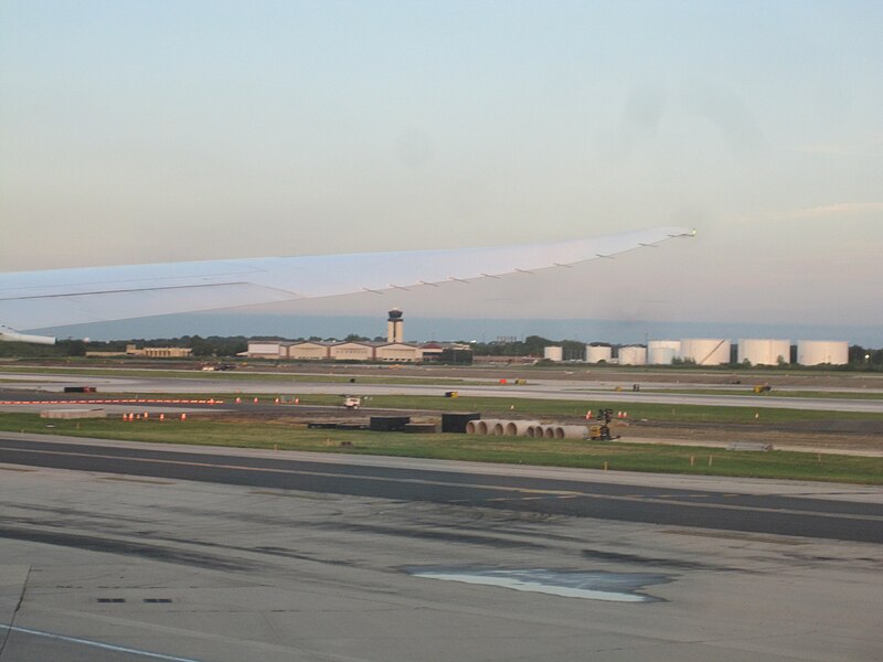 File:Runway 17 at PHL.jpg