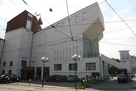 Вид на здание клуба со стороны Бабаевской улицы. На фото видны заложенные окна, фото июль 2008 г.