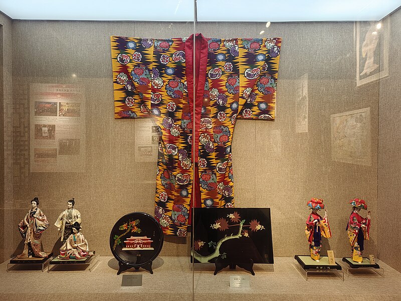 File:Ryūsō and Okinawa dolls and lacquerware in the Rouyuan Yi.jpg