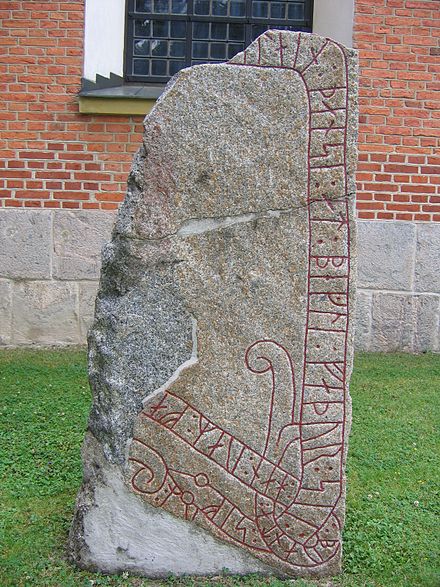 Со stone. Рунические камни Ингвара. Runestone камень. Рунный камень Готланд. Кенсингтонский рунический камень.