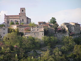 Saint-Thomé'deki kilise ve çevresindeki binalar