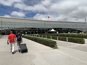 Fațada aeroportului.