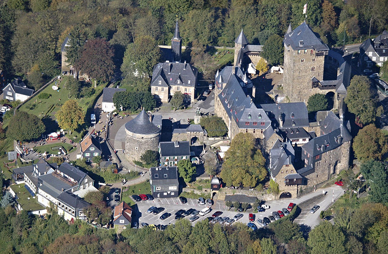 File:Schlossburg 2-v2.jpg