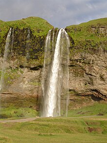 Файл:Seljalandsfoss_front.jpg