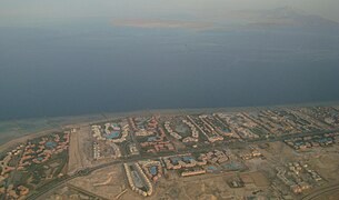 Sharm-el Sheikin rantaa (alaosassa), Tiraninsalmi ja Tiranin saari (yläosassa).